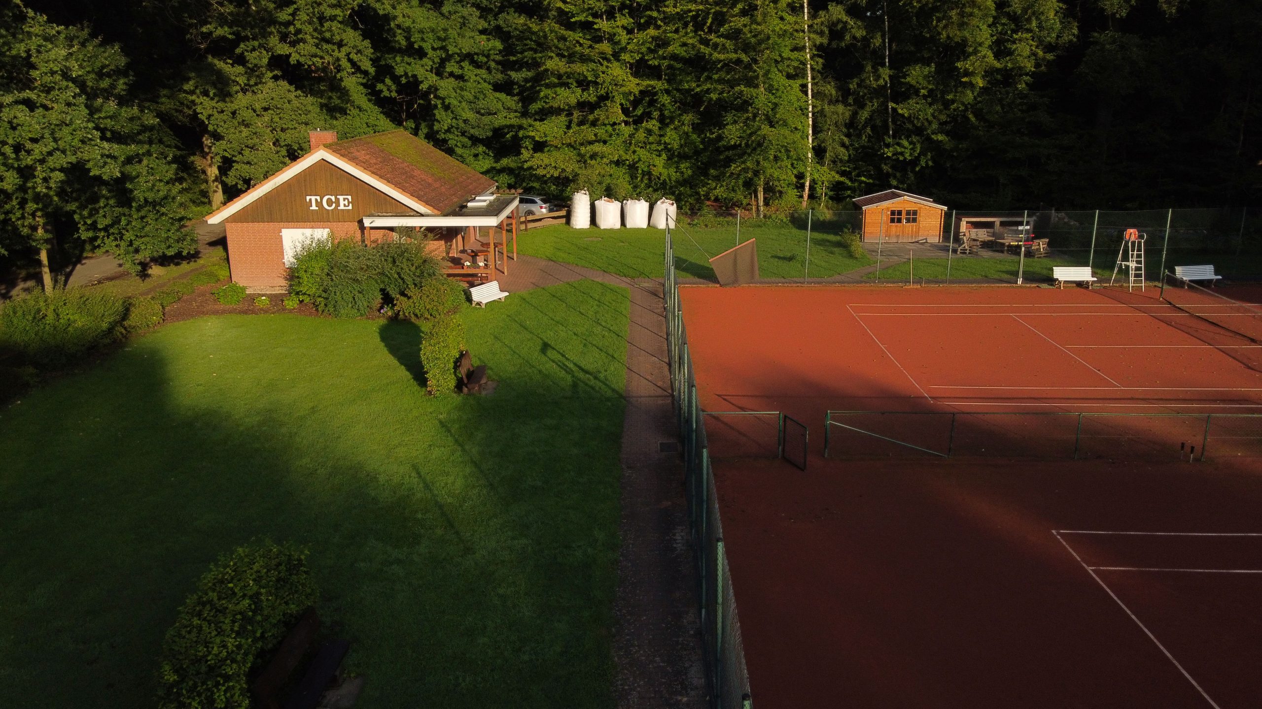 Tennisclub Ebstorf - Das Clubhaus aus der Luft und das neue Gerätehaus.