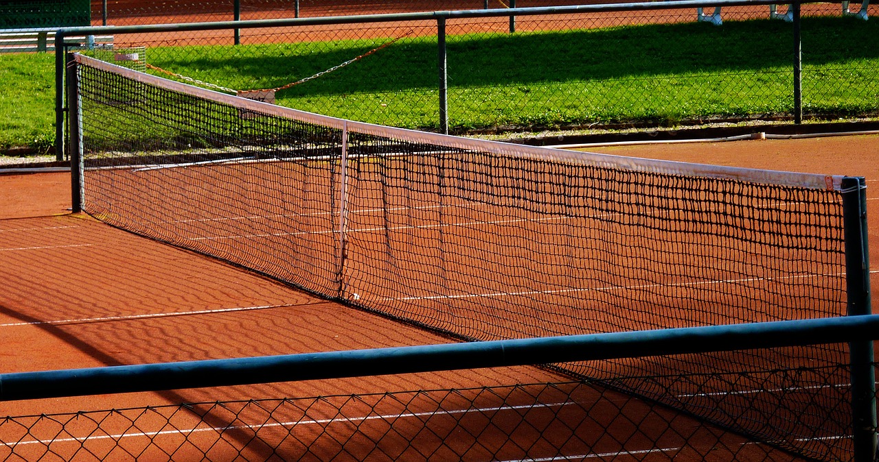 Tennisclub Ebstorf - Ein Tennisnetz auf einem Ascheplatz.